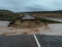 El río Piedra se ha llevado la carretera a su paso por Embid, según la imagen del vídeo que incluimos en esta noticia, remitido a LA CRÓNICA.