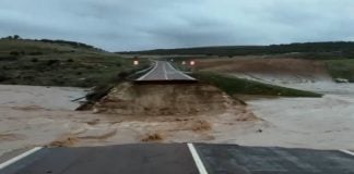 El río Piedra se ha llevado la carretera a su paso por Embid, según la imagen del vídeo que incluimos en esta noticia, remitido a LA CRÓNICA.