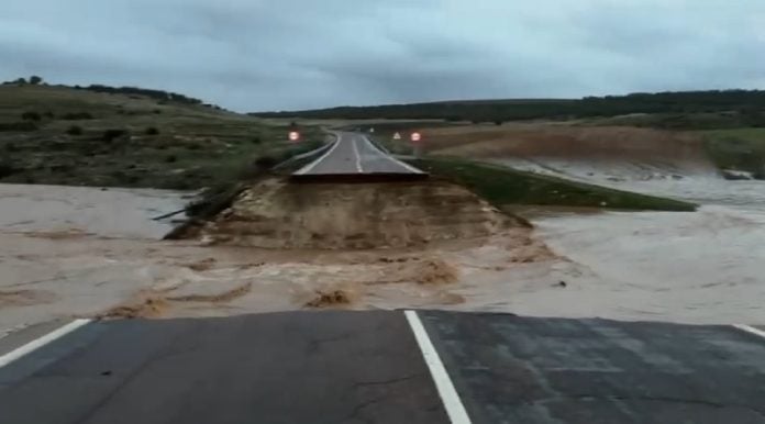 El río Piedra se ha llevado la carretera a su paso por Embid, según la imagen del vídeo que incluimos en esta noticia, remitido a LA CRÓNICA.