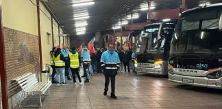 Conductores, sindicalistas y pasajeros compartían las dársenas de la Estación de Autobuses en el inicio de la jornada de huelga del 28 de octubre de 2024. (Foto: La Crónic@)