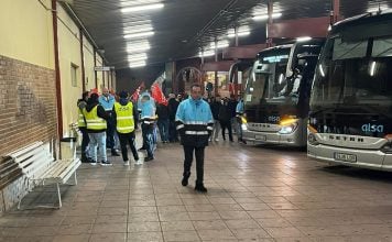 Conductores, sindicalistas y pasajeros compartían las dársenas de la Estación de Autobuses en el inicio de la jornada de huelga del 28 de octubre de 2024. (Foto: La Crónic@)