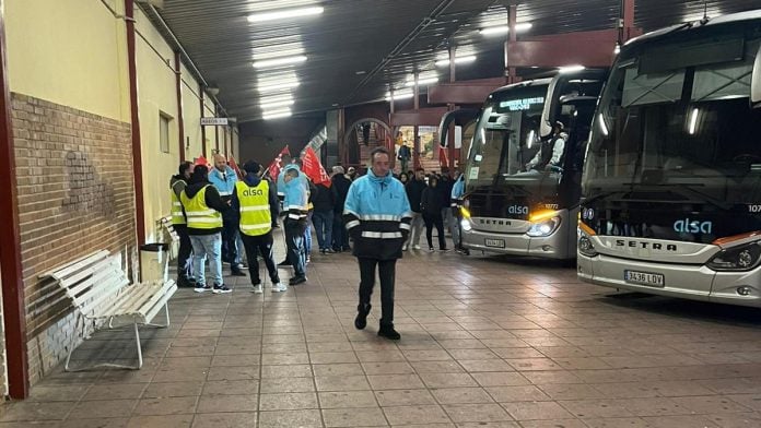 Conductores, sindicalistas y pasajeros compartían las dársenas de la Estación de Autobuses en el inicio de la jornada de huelga del 28 de octubre de 2024. (Foto: La Crónic@)