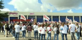 Concentración de los trabajadores de Bimbo en Valladolid en el primer día de huelga en protesta por el cierre. (Foto: EP)