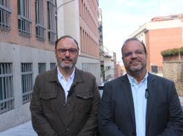 Roberto Narro y Víctor Morejón en las inmediaciones del centro de salud de la calle Cervantes.