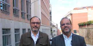 Roberto Narro y Víctor Morejón en las inmediaciones del centro de salud de la calle Cervantes.