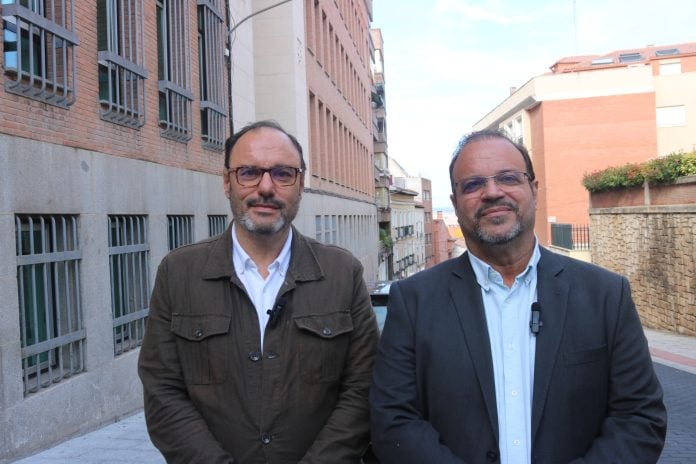 Roberto Narro y Víctor Morejón en las inmediaciones del centro de salud de la calle Cervantes.