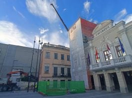 Trabajos el 10 de octubre de 2024 para reparar la torre del Ayuntamiento, con la ayuda de una gran grúa. (Foto: La Crónic@)