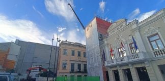 Trabajos el 10 de octubre de 2024 para reparar la torre del Ayuntamiento, con la ayuda de una gran grúa. (Foto: La Crónic@)