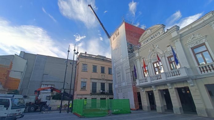 Trabajos el 10 de octubre de 2024 para reparar la torre del Ayuntamiento, con la ayuda de una gran grúa. (Foto: La Crónic@)