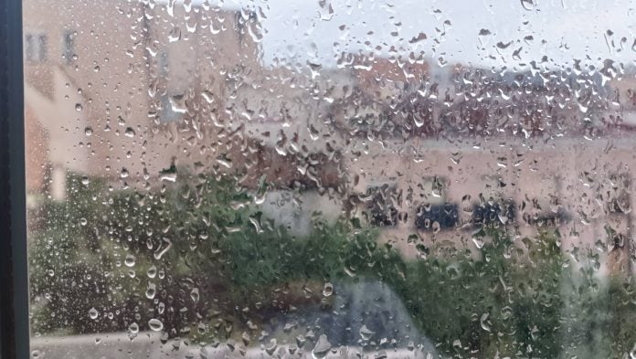 Lluvia contra una ventana. (Foto: La Crónic@)