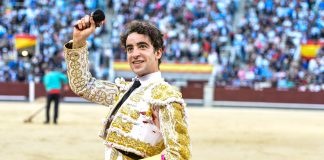 Víctor Hernández fue el único diestro que pudo pasear una oreja el 6 de octubre en Las Ventas. Roca Rey dejó la suya camino de la enfermería, tras la fuerte cogida sufrida. (Foto: Plaza1)