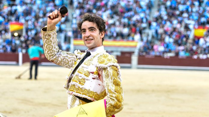 Víctor Hernández fue el único diestro que pudo pasear una oreja el 6 de octubre en Las Ventas. Roca Rey dejó la suya camino de la enfermería, tras la fuerte cogida sufrida. (Foto: Plaza1)