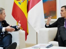 Gestos variados en los preliminares del encuentro entre García-Page y Pedro Sánchez en La Moncloa. (Foto: Carlos Luján / EP)