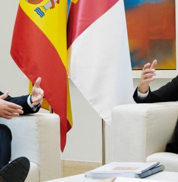 Gestos variados en los preliminares del encuentro entre García-Page y Pedro Sánchez en La Moncloa. (Foto: Carlos Luján / EP)