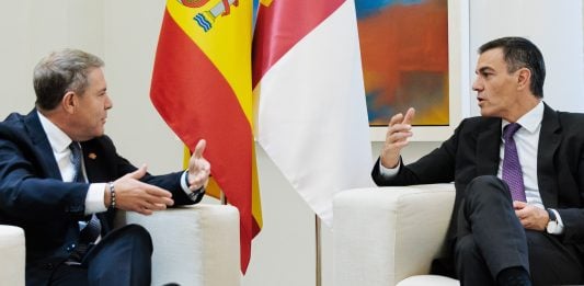 Gestos variados en los preliminares del encuentro entre García-Page y Pedro Sánchez en La Moncloa. (Foto: Carlos Luján / EP)