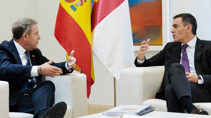 Gestos variados en los preliminares del encuentro entre García-Page y Pedro Sánchez en La Moncloa. (Foto: Carlos Luján / EP)