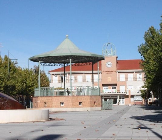 Plaza del Pueblo de Cabanillas del Campo. Al fondo, el Ayuntamiento.