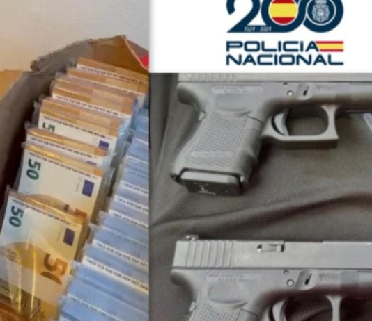 Dinero y armas intervenidos a esta banda. (Foto: CNP)