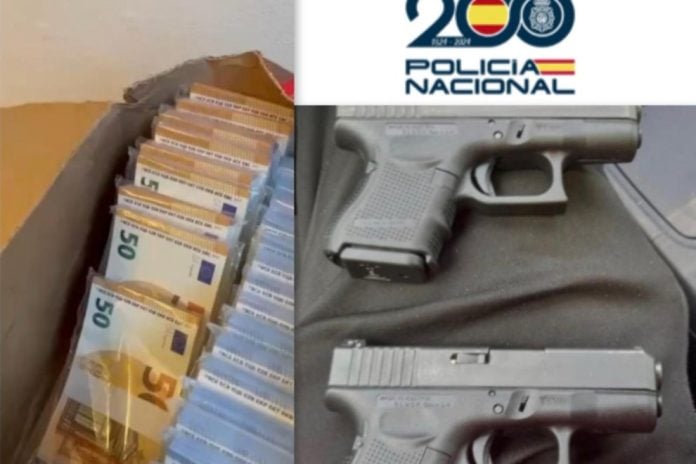 Dinero y armas intervenidos a esta banda. (Foto: CNP)