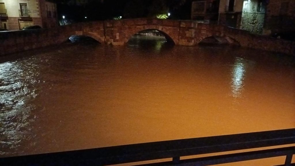 El río Gallo en Molina se ha llegado a desbordar, según ha confirmado el 112 a LA CRÓNICA. Así pasaba por el centro de la capital del Señorío en la noche del martes al miércoles, 30 de octubre de 2024.