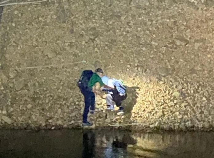 El hombre que se perdió cuando buscaba setas, en el momento de ser localizado por la Guardia Civil en el pantano de Beleña.