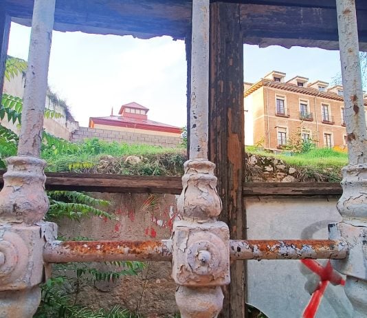 Ventana abierta a un histórico solar de Guadalajara, con la Delegación del Colegio de Arquitectos al fondo. (Foto: La Crónic@)