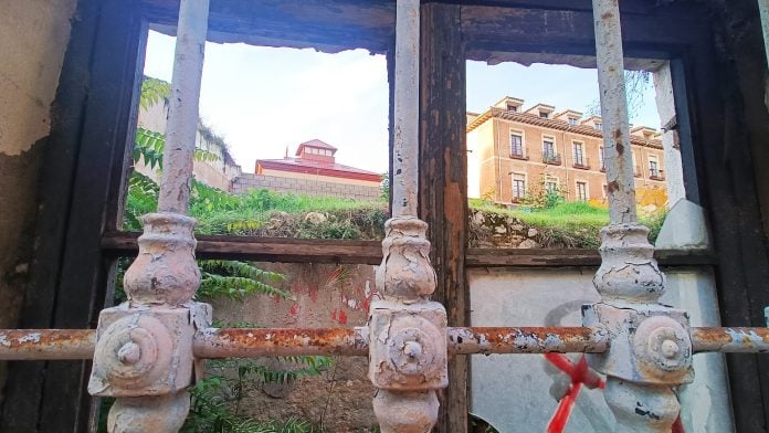 Ventana abierta a un histórico solar de Guadalajara, con la Delegación del Colegio de Arquitectos al fondo. (Foto: La Crónic@)