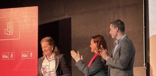 Carmen Romero recoge su galardón en los primeros Premios "Magdalena Valerio".