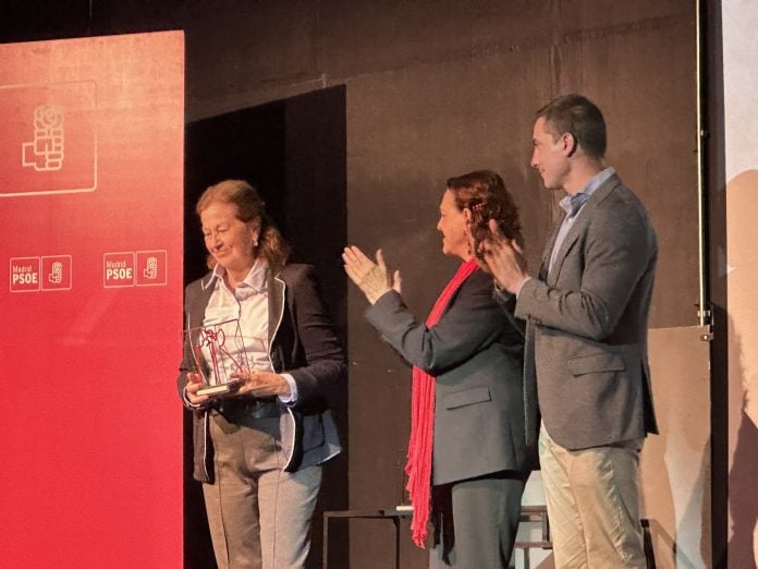 Carmen Romero recoge su galardón en los primeros Premios 