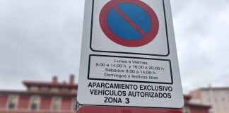 Letrero de la zona roja de estacionamiento actualmente vigente en Guadalajara, en octubre de 2024. (Foto: La Crónic@)