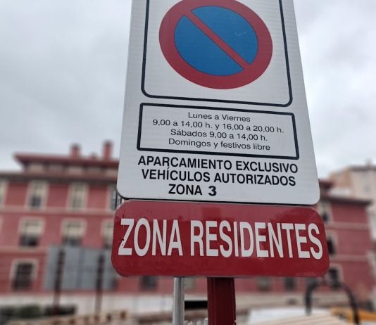 Letrero de la zona roja de estacionamiento actualmente vigente en Guadalajara, en octubre de 2024. (Foto: La Crónic@)