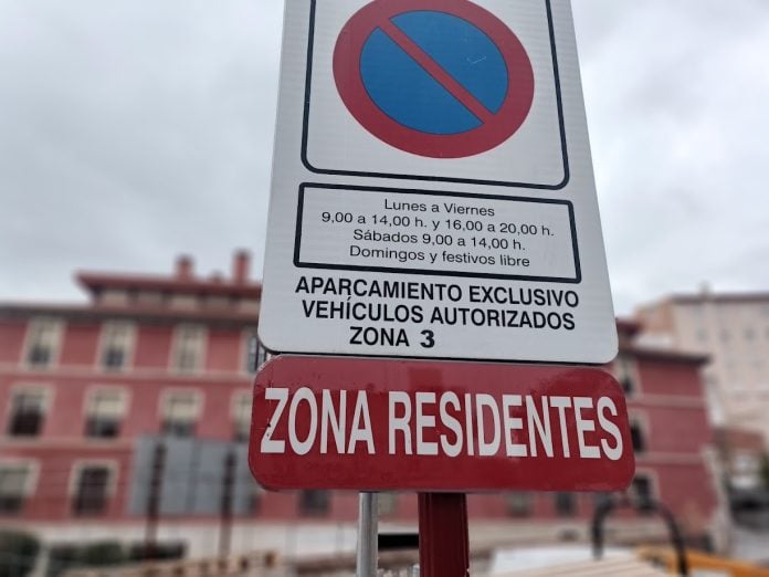 Letrero de la zona roja de estacionamiento actualmente vigente en Guadalajara, en octubre de 2024. (Foto: La Crónic@)