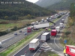 El camión permanecía cruzado en la A-2 durante la mañana del viernes, horas después de producirse el accidente. (Foto: DGT)