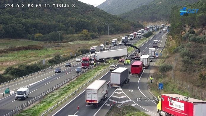 El camión permanecía cruzado en la A-2 durante la mañana del viernes, horas después de producirse el accidente. (Foto: DGT)