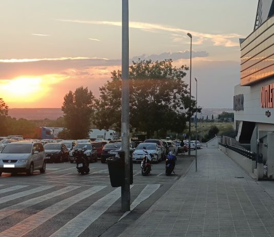 Uno de los accesos al centro comercial Ferial Plaza. (Foto: La Crónic@)