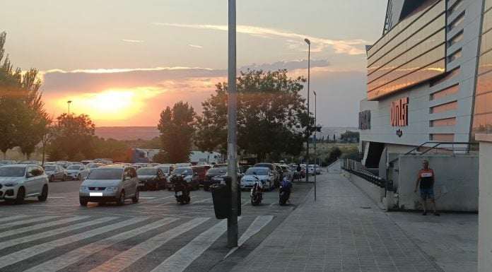 Uno de los accesos al centro comercial Ferial Plaza. (Foto: La Crónic@)