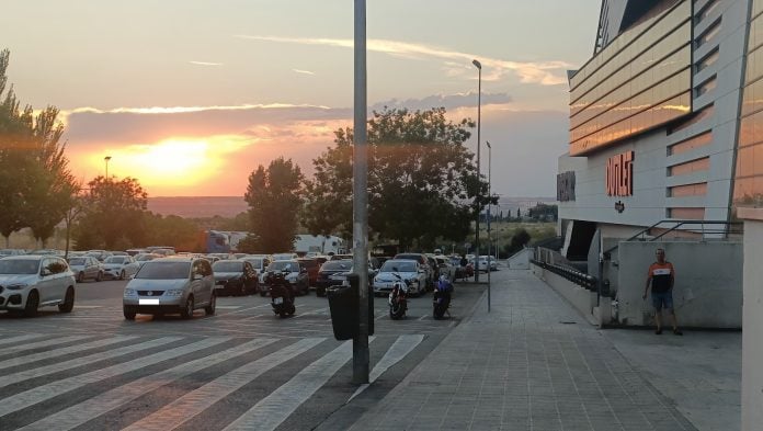 Uno de los accesos al centro comercial Ferial Plaza. (Foto: La Crónic@)