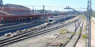 Un tren de Cercanías espera para salir desde la estación de Guadalajara hacia Madrid en octubre de 2024. (Foto: La Crónic@)