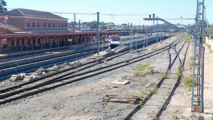 Un tren de Cercanías espera para salir desde la estación de Guadalajara hacia Madrid en octubre de 2024. (Foto: La Crónic@)