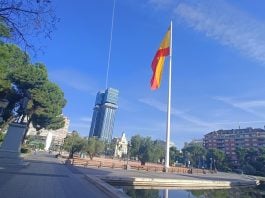 A escasos metros de esta bandera en el centro de Madrid será donde se explique en detalle lo que ahora sabemos de la romana Caraca. (Foto: La Crónic@)