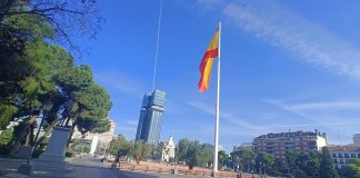 A escasos metros de esta bandera en el centro de Madrid será donde se explique en detalle lo que ahora sabemos de la romana Caraca. (Foto: La Crónic@)