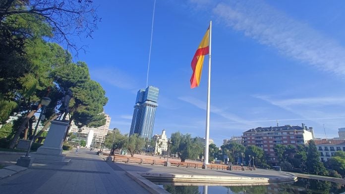 A escasos metros de esta bandera en el centro de Madrid será donde se explique en detalle lo que ahora sabemos de la romana Caraca. (Foto: La Crónic@)