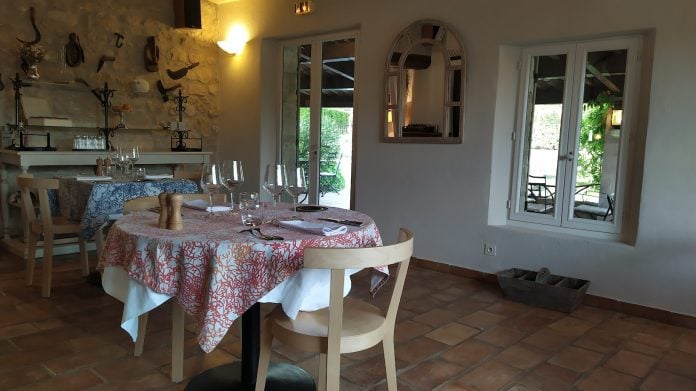 Comedor de un restaurante rural en un país europeo. (Foto: La Crónic@)