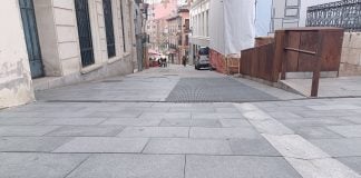 A la calle del Doctor Mayoral se la conoce como Cuesta del Reloj y no por casualidad. Así de empinada es y así quizá la conozcan los toros del encierro de Guadalajara. (Foto: La Crónic@)