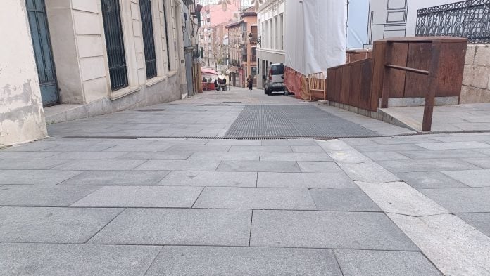 A la calle del Doctor Mayoral se la conoce como Cuesta del Reloj y no por casualidad. Así de empinada es y así quizá la conozcan los toros del encierro de Guadalajara. (Foto: La Crónic@)