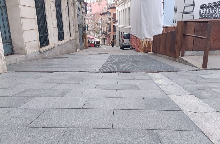 A la calle del Doctor Mayoral se la conoce como Cuesta del Reloj y no por casualidad. Así de empinada es y así quizá la conozcan los toros del encierro de Guadalajara. (Foto: La Crónic@)