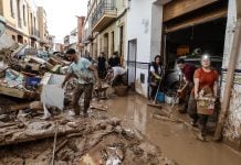 Varias personas limpian los estragos ocasionados por la DANA, el 1 de noviembre de 2024, en Paiporta. (Foto: EP)