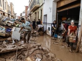 Varias personas limpian los estragos ocasionados por la DANA, el 1 de noviembre de 2024, en Paiporta. (Foto: EP)