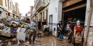 Varias personas limpian los estragos ocasionados por la DANA, el 1 de noviembre de 2024, en Paiporta. (Foto: EP)