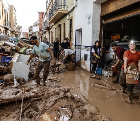 Varias personas limpian los estragos ocasionados por la DANA, el 1 de noviembre de 2024, en Paiporta. (Foto: EP)